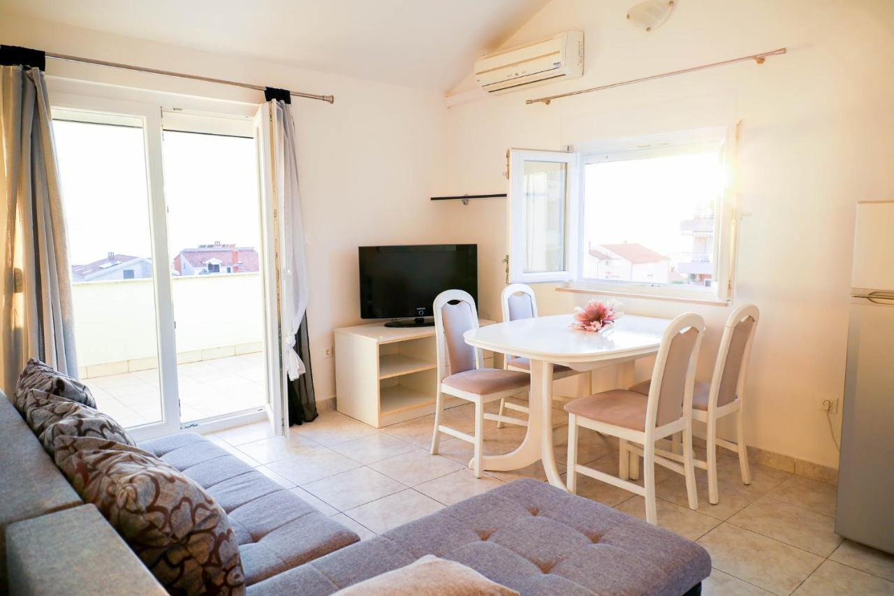 The Florens Residence Near The Beach With The Pool, Bbq And Kids Playground, Zadar Diklo Exterior photo